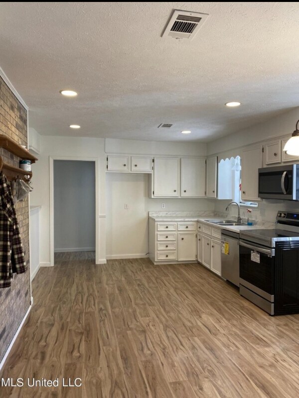 Foto del edificio - 904 Longwood Pl