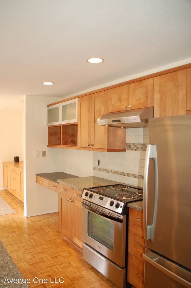 Building Photo - 2500 W Manor Pl