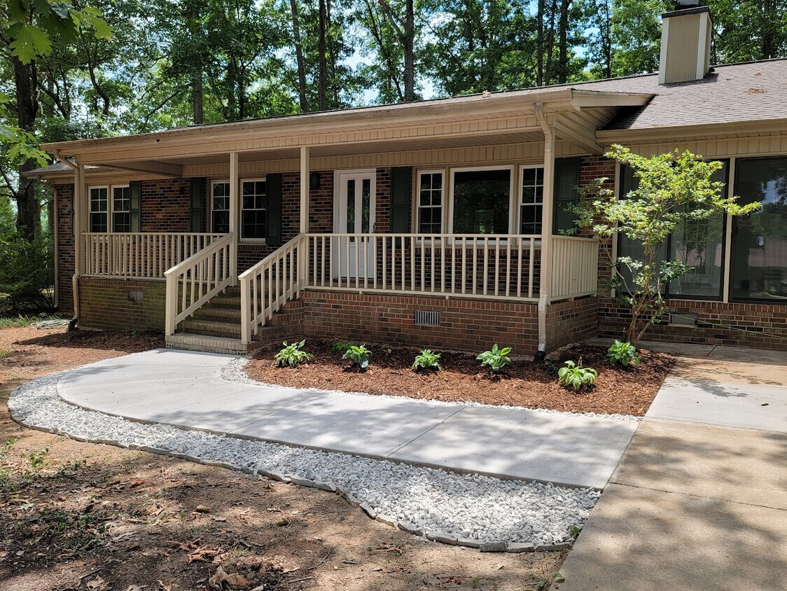Primary Photo - 103 N Oakland Dr