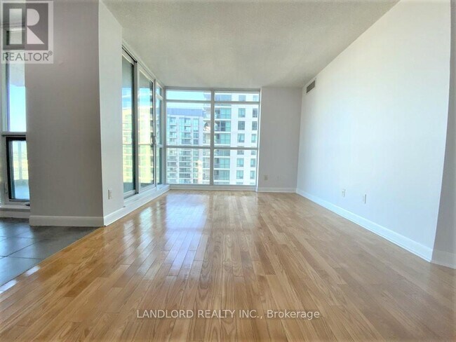 Photo du bâtiment - 225 Sherway Gardens Rd