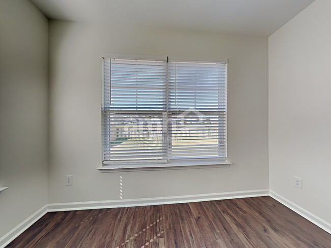 Building Photo - 129 Charlesfort Way