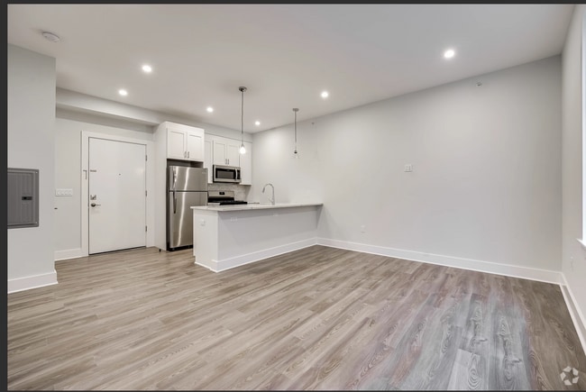 Building Photo - 658 Grand St