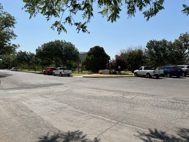Estaciona al otro lado de la calle. - 208 E Twohig Ave