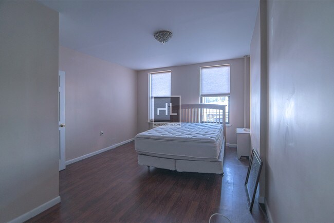 Building Photo - 24-39-39 Steinway St