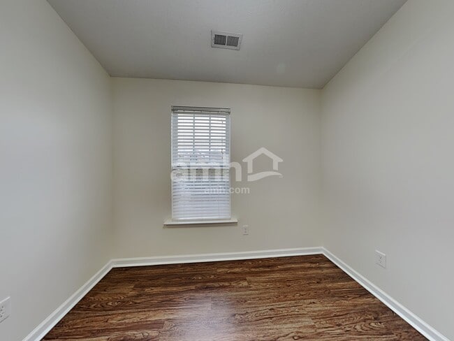 Building Photo - 219 Bellport Dr