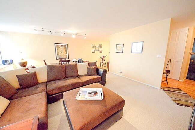 Foto del edificio - 4250 N Marine Dr
