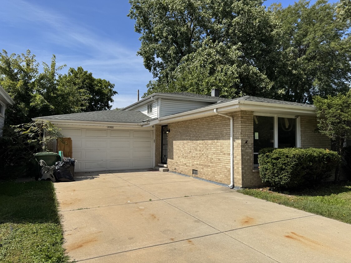 Primary Photo - 15300 Harper Ave