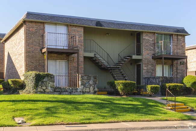 Oakwood Apartments Dallas Tx Building Photo Oakwood Apartments