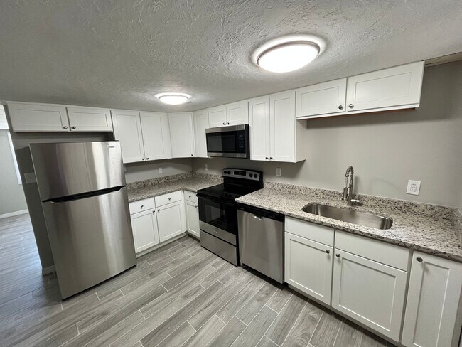 Building Photo - 817 Rosalia Dr