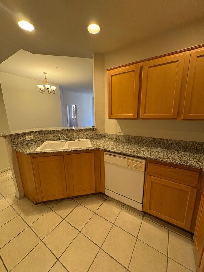 Building Photo - Amazing unfurnished 2 bedroom condo at Par...