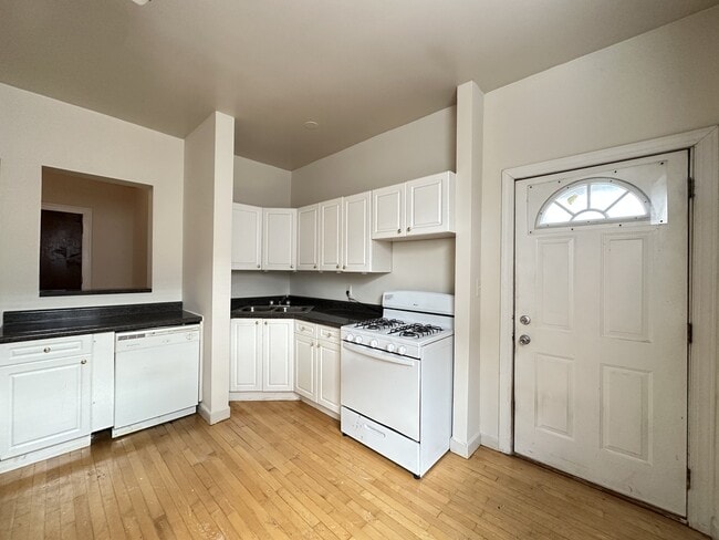 Building Photo - 1322 Oak Ave