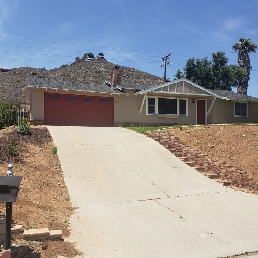 Primary Photo - 7329 Sebastian Ave