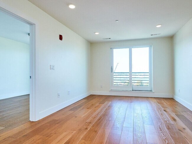 Building Photo - 253 Meridian St