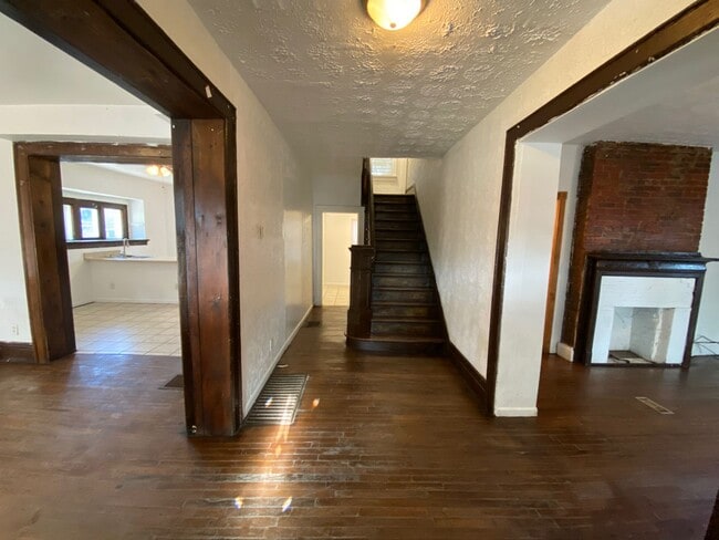 Building Photo - 1929 Summit St