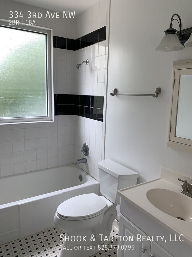 Foto del edificio - 334 3rd Ave NW