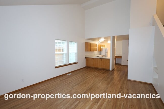 Foto del edificio - SE Knapp Circle - 3 bedroom duplex with attached single car garage