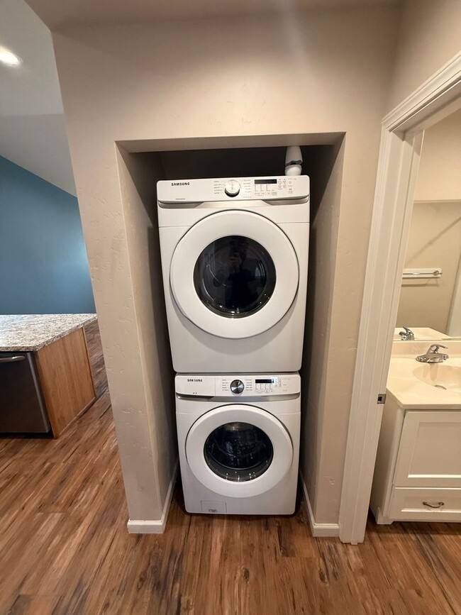 Foto del edificio - Spacious 3 Bedroom, 2 Bath Home with Garage & Fenced Yard!