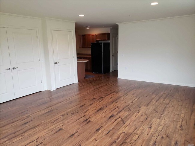 Building Photo - 725 Eastview Dr
