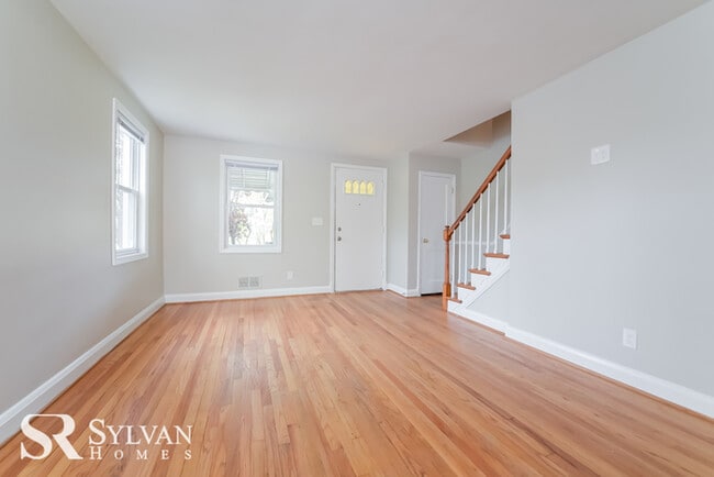 Building Photo - Stately 3BR 1.5BA townhome