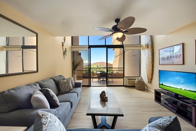 Building Photo - Stunning views, space and comfort.