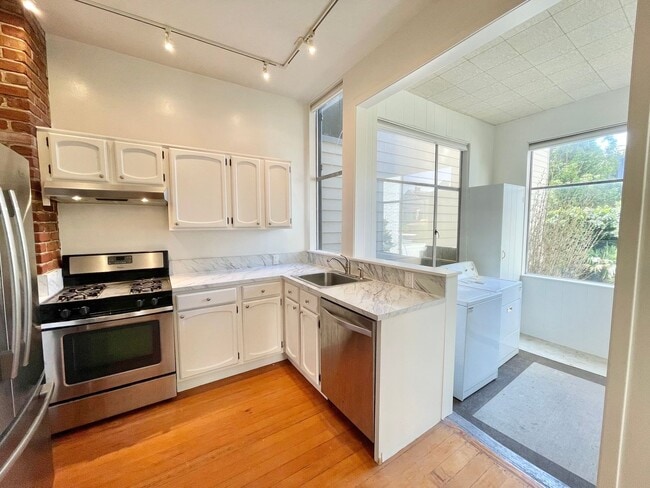 Foto del edificio - Full Floor, 1,725sqft, 3br/1.5 bath Buena ...
