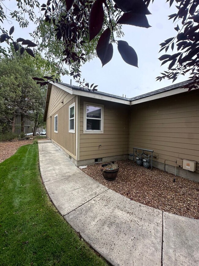 Building Photo - 858 NE Hidden Valley Dr