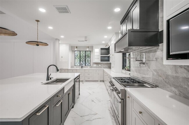 Foto del edificio - 1326 Sugar Creek Blvd