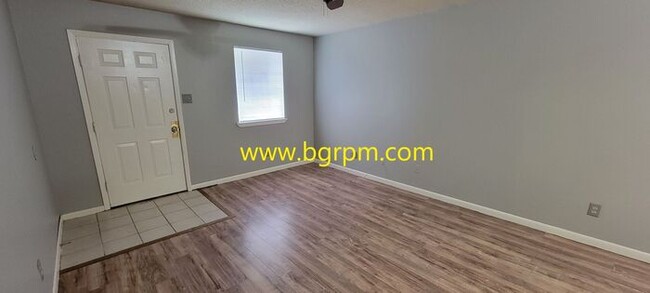 Building Photo - 2 Bd, 1 Ba Duplex, in Ward