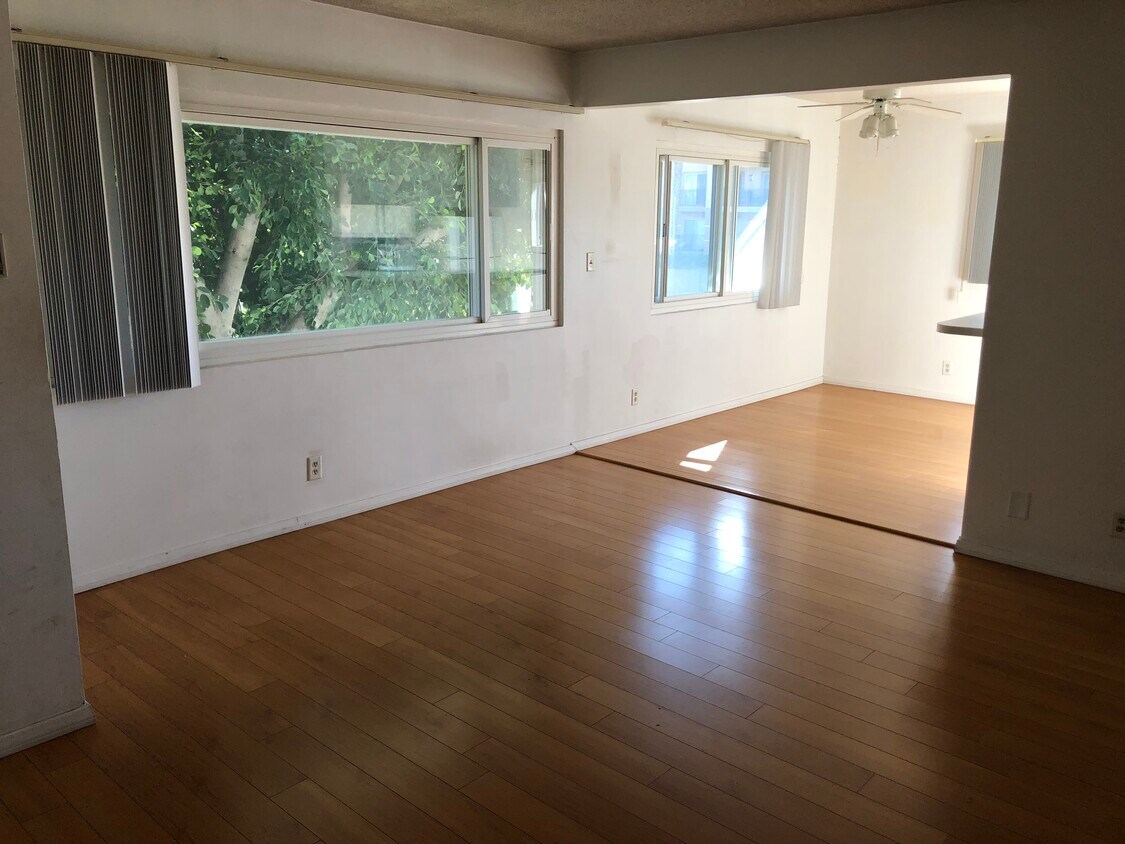 Foto principal - 8315 W Manchester Ave