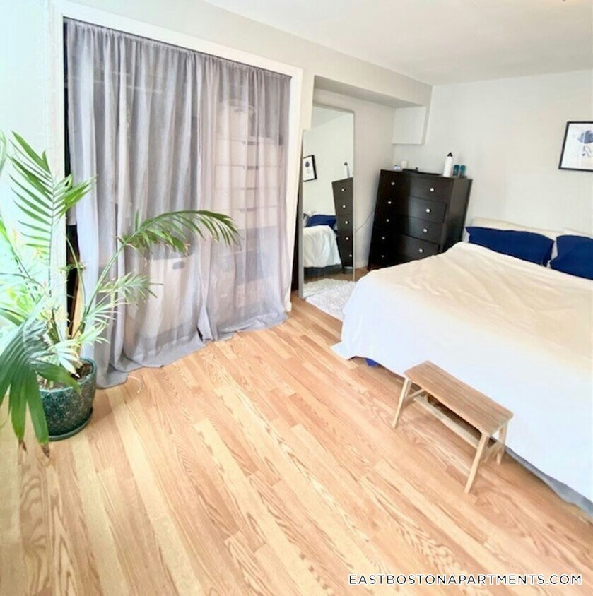 Foto principal - 137 Chelsea St