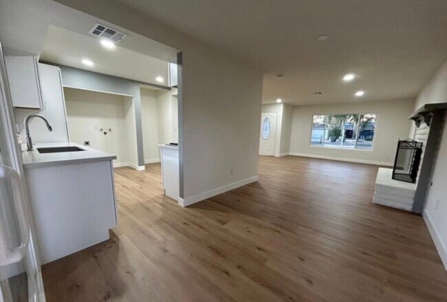 Building Photo - 41767 Shady Ln