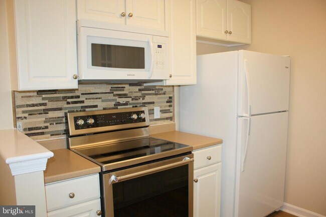 Building Photo - 5 Parkview Cir