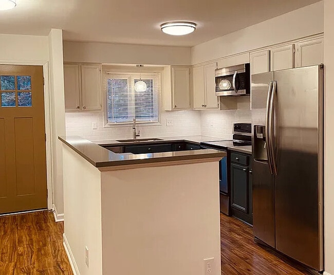 Building Photo - Raleigh Townhouse on Kentwood Park w/ fenced yard