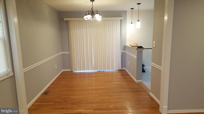 Building Photo - 802 Caddington Ave