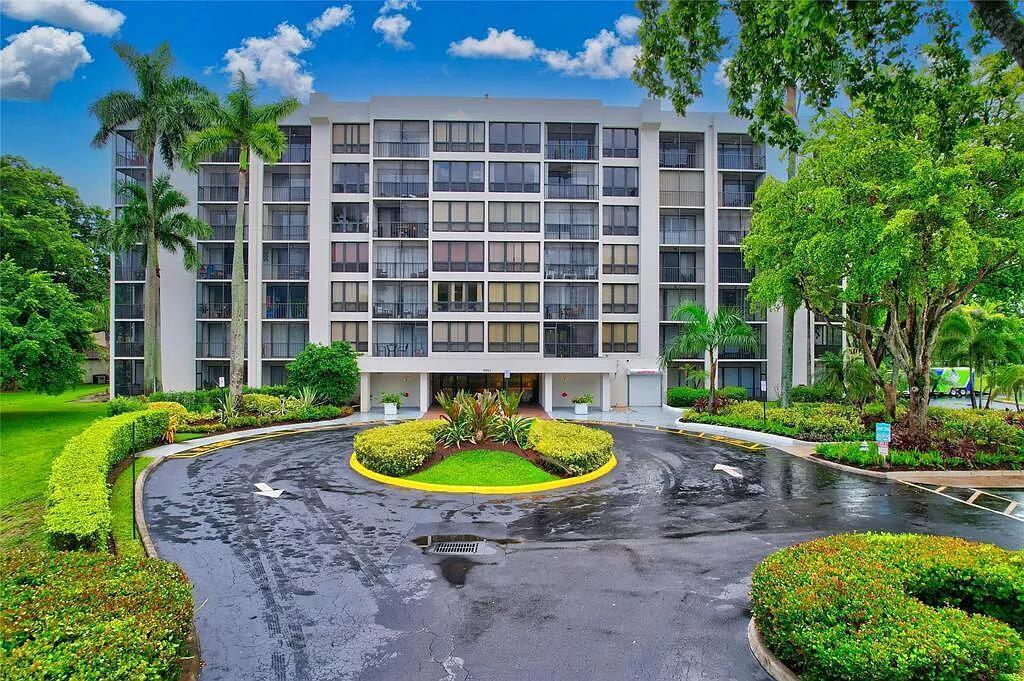 Foto principal - 5951 Wellesley Park Dr