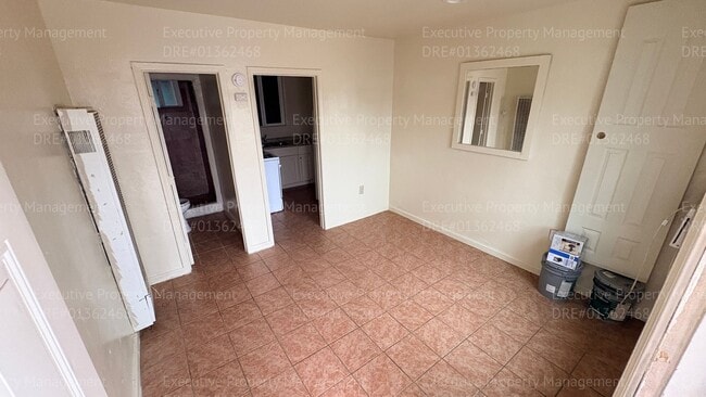 Building Photo - 105 E 8th St