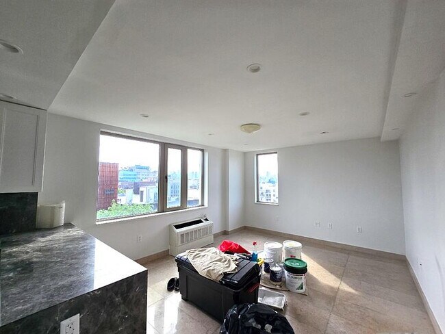 Foto del edificio - "Spacious 2-Bed Oasis with 2 Baths in the Heart of Astoria – 990 Sq Ft of Comfort!"
