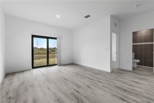 Foto del edificio - 469-471 Loretta Ave S