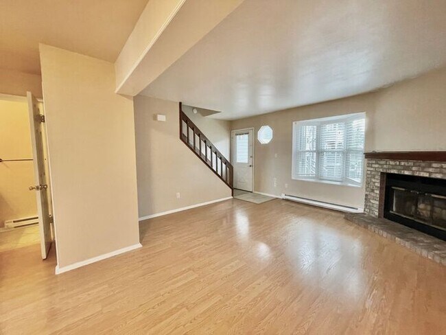 Building Photo - Great 2 Bed, 2.5 Bath 2-Story Condo in Pri...
