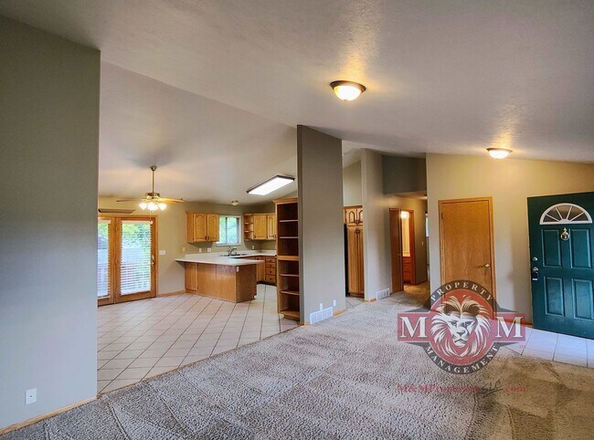 Building Photo - 5 BD 3 BA 2900 sq ft HOME IN DRAPER.