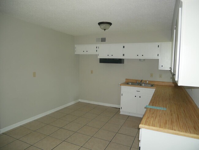 Building Photo - 6335 Greenbriar Dr