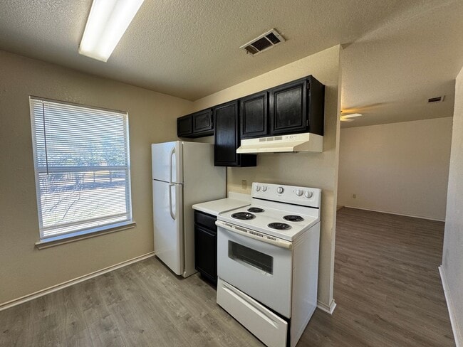 Building Photo - 1709 Cedarhill Dr