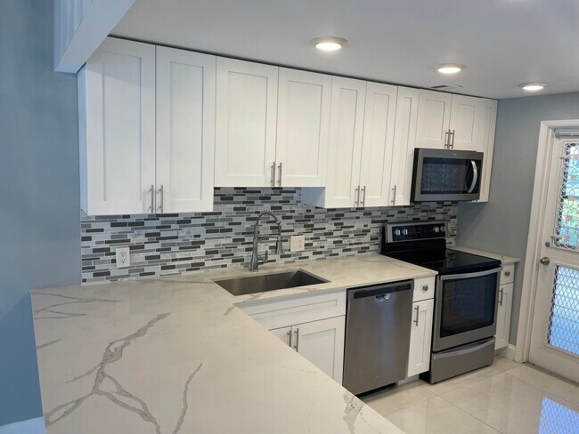 Building Photo - 3200 N Palm Aire Dr