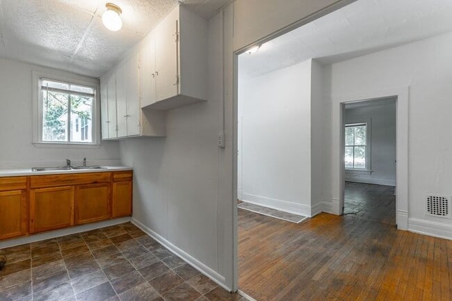 Photo - 518 E Manning St Apartment