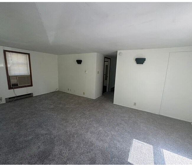 Foto del edificio - Home for Rent with 2 Bedrm and a Detached Garage