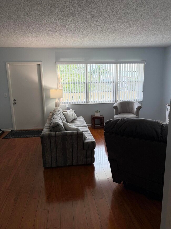 Building Photo - 3062 Ainslie Dr