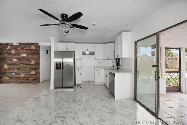 Foto del edificio - 325 NW Rebecca Ave