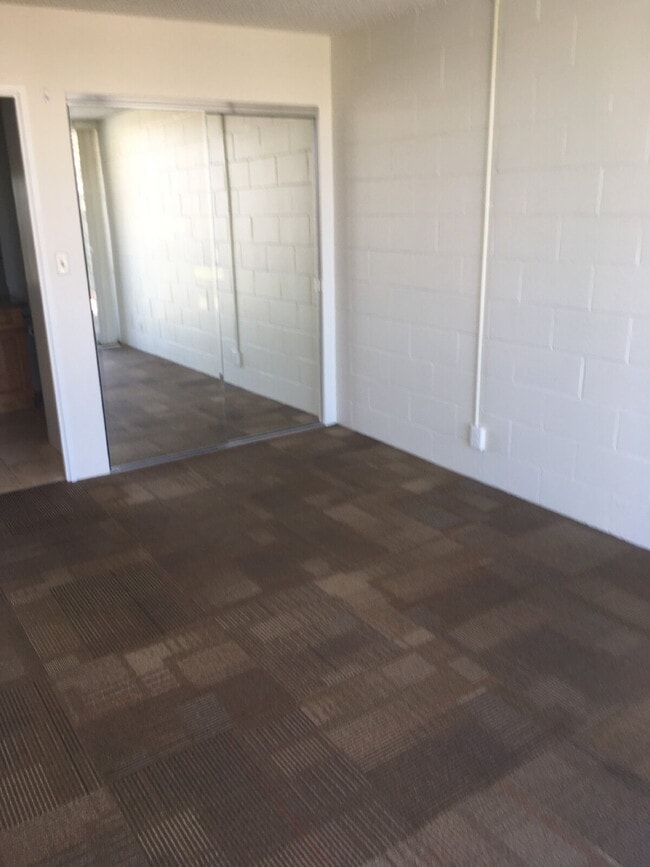 Building Photo - Clean/Renovated 1Bdrm in town.
