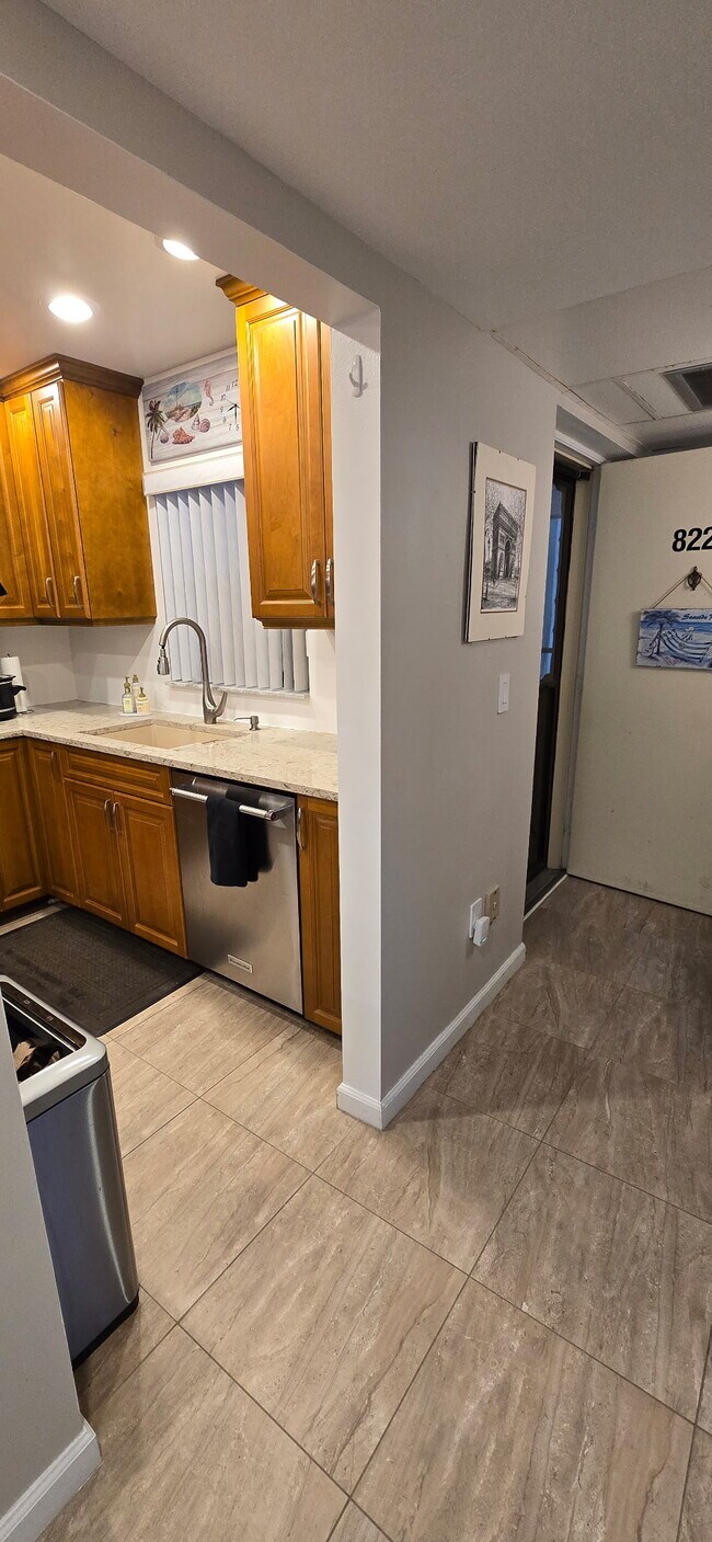 Pasillo a la cocina desde la entrada - 14255 Rosemary Ln