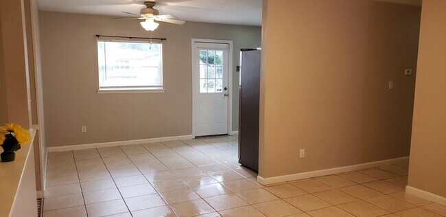 Building Photo - 312 W Hope Dr